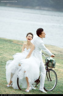 背靠背微笑的情侣婚纱摄影图片免费下载 红动网